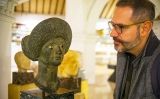 Manuel Forcano mirant el bust de la deessa fenícia Tanit, al Museu d'Arqueologia de Catalunya