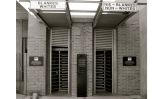 Entrada al Museu de l'Apartheid de Johannesburg en què es veuen dues entrades, una per als blancs i l'altra per als negres Entrada al Museu de l'Apartheid de Johannesburg en què es veuen dues entrades, una per als blancs i l'altra per als negres