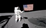 Alan Shepard amb la bandera dels Estats Units a la Lluna, el 5 de febrer de 1971