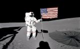 Alan Shepard amb la bandera dels Estats Units a la Lluna, el 5 de febrer de 1971 Alan Shepard amb la bandera dels Estats Units a la Lluna, el 5 de febrer de 1971