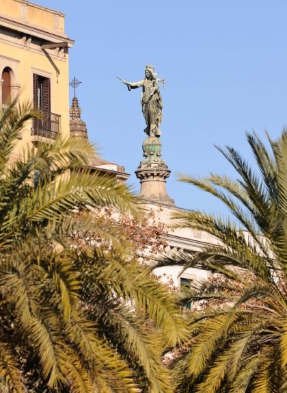 L'escultura que corona la cúpula de la Basílica de la Mercè de Barcelona L'escultura que corona la cúpula de la Basílica de la Mercè de Barcelona