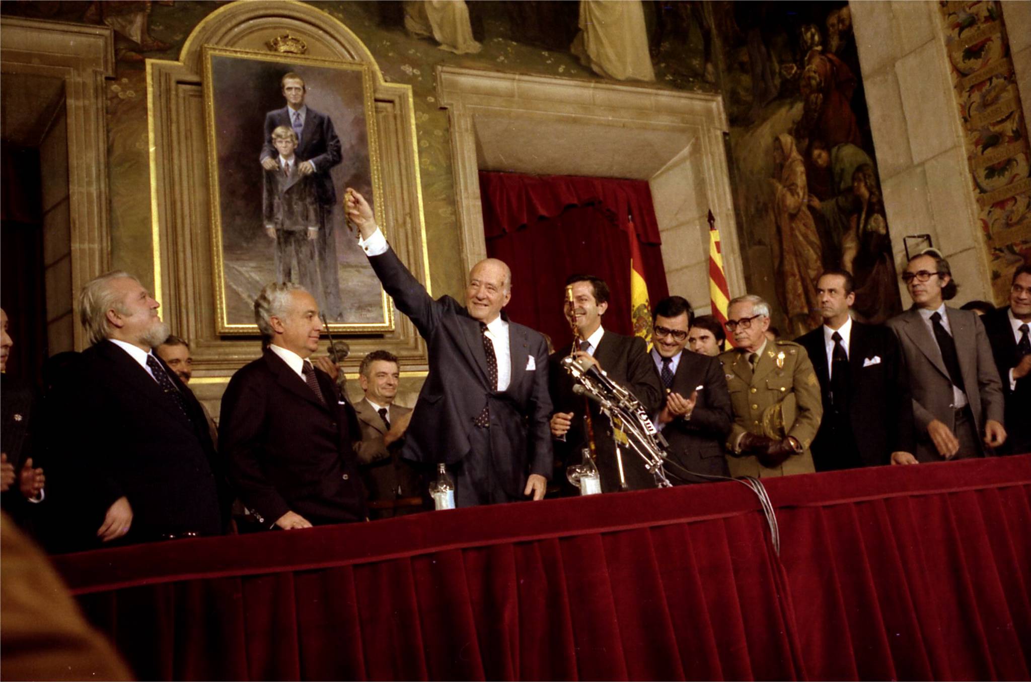 Josep Tarradellas alça el medalló que l’acredita com a president restituït de la Generalitat de Catalunya, el 24 d’octubre de 1977 en presència del president espanyol Adolfo Suárez