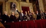 Josep Tarradellas alça el medalló que l’acredita com a president restituït de la Generalitat de Catalunya, el 24 d’octubre de 1977 en presència del president espanyol Adolfo Suárez