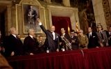 Josep Tarradellas alça el medalló que l’acredita com a president restituït de la Generalitat de Catalunya, el 24 d’octubre de 1977 en presència del president espanyol Adolfo Suárez Josep Tarradellas alça el medalló que l’acredita com a president restituït de la Generalitat de Catalunya, el 24 d’octubre de 1977 en presència del president espanyol Adolfo Suárez
