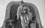 Família nipona al centre de recol·locació de Granada (Colorado) l'any 1945 Família nipona al centre de recol·locació de Granada (Colorado) l'any 1945