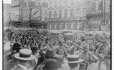 Soldats alemanys creuant la plaça Charles Rogier de Brussel·les l'any 1914
