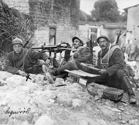 El soldat de l'esquerra, de cognom Esquirol, va ser un dels voluntaris catalans que va lluitar en la Primera Guerra Mundial