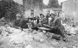 El soldat de l'esquerra, de cognom Esquirol, va ser un dels voluntaris catalans que va lluitar en la Primera Guerra Mundial El soldat de l'esquerra, de cognom Esquirol, va ser un dels voluntaris catalans que va lluitar en la Primera Guerra Mundial
