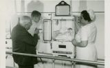 Couney i la seva filla Hildegarde mostrant un nadó a un 'graduat' a la Fira Mundial de Nova York l'any 1939 Couney i la seva filla Hildegarde mostrant un nadó a un 'graduat' a la Fira Mundial de Nova York l'any 1939
