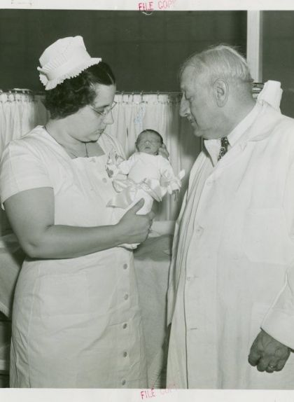 Couney i la seva filla Hildegarde amb un nadó prematur a la Fira Mundial de Nova York de 1939