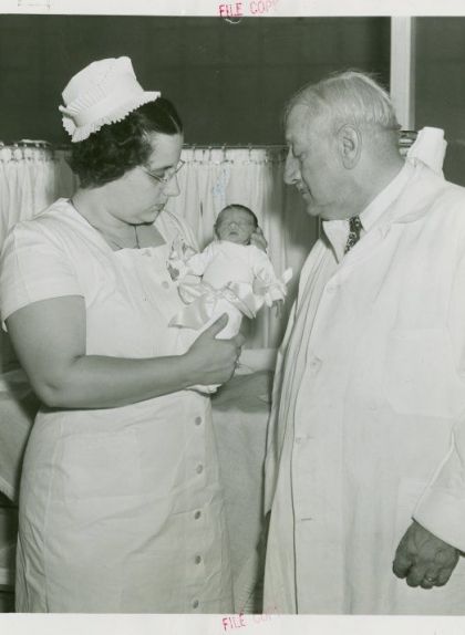 Couney i la seva filla Hildegarde amb un nadó prematur a la Fira Mundial de Nova York de 1939 Couney i la seva filla Hildegarde amb un nadó prematur a la Fira Mundial de Nova York de 1939