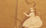 Clotilde Cerdà (Esmeralda Cervantes) tocant l'arpa de petita Clotilde Cerdà (Esmeralda Cervantes) tocant l'arpa de petita