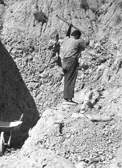Walter Kühne al barranc d'on van treure els primers ossos del dinosaure l'any 1954 Walter Kühne al barranc d'on van treure els primers ossos del dinosaure l'any 1954