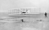 Els germans Wright durant el primer vol motoritzat de la història el 17 de desembre de 1903