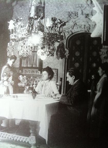 Antoni i Teresa Amatller amb el servei a la casa Amatller el 1910 Antoni i Teresa Amatller amb el servei a la casa Amatller el 1910