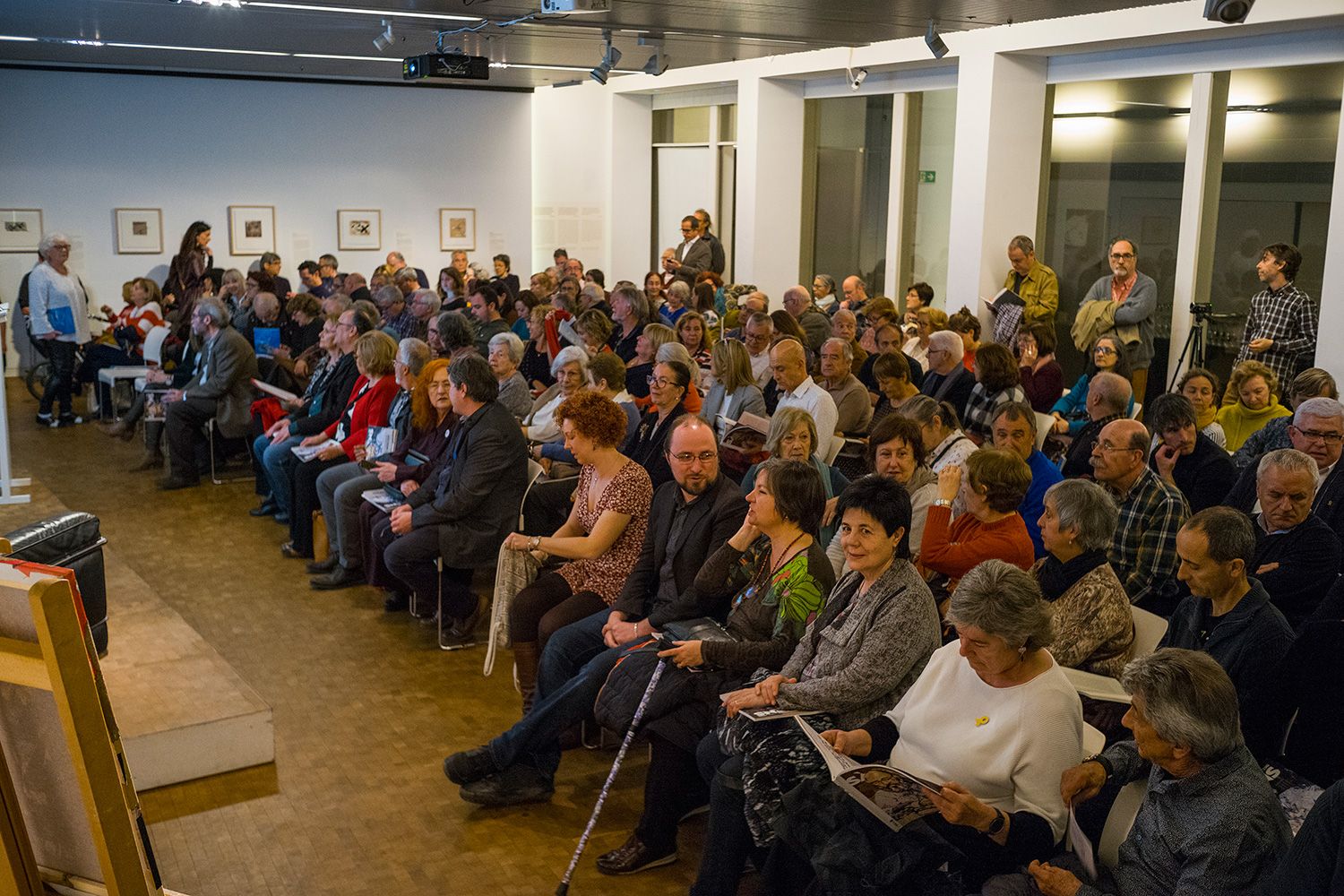 L'auditori de la Fundació Tàpies ple de gom a gom en l'homenatge a Jesús Moncada