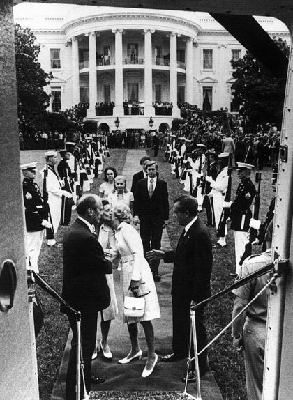 Richard Nixon abandona la Casa Blanca el 9 d'agost de 1974, després d'haver-se fet efectiva la seva dimissió Richard Nixon abandona la Casa Blanca el 9 d'agost de 1974, després d'haver-se fet efectiva la seva dimissió