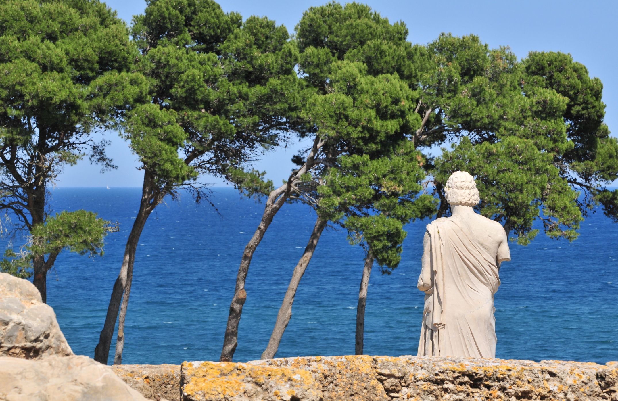 Aquesta estàtua que mira el mar és la troballa més important d'Empúries. Representa Asclepi, el déu grec de la medicina. Els malalts li resaven per guarir-se
