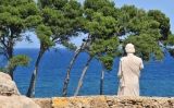 Aquesta estàtua que mira el mar és la troballa més important d'Empúries. Representa Asclepi, el déu grec de la medicina. Els malalts li resaven per guarir-se Aquesta estàtua que mira el mar és la troballa més important d'Empúries. Representa Asclepi, el déu grec de la medicina. Els malalts li resaven per guarir-se