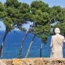 Aquesta estàtua que mira el mar és la troballa més important d'Empúries. Representa Asclepi, el déu grec de la medicina. Els malalts li resaven per guarir-se