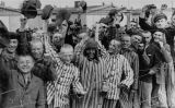 Supervivents del camp de Dachau, saludant les tropes nord-americanes, el dia de l'alliberament del camp, el 29 d'abril de 1945 Supervivents del camp de Dachau, saludant les tropes nord-americanes, el dia de l'alliberament del camp, el 29 d'abril de 1945