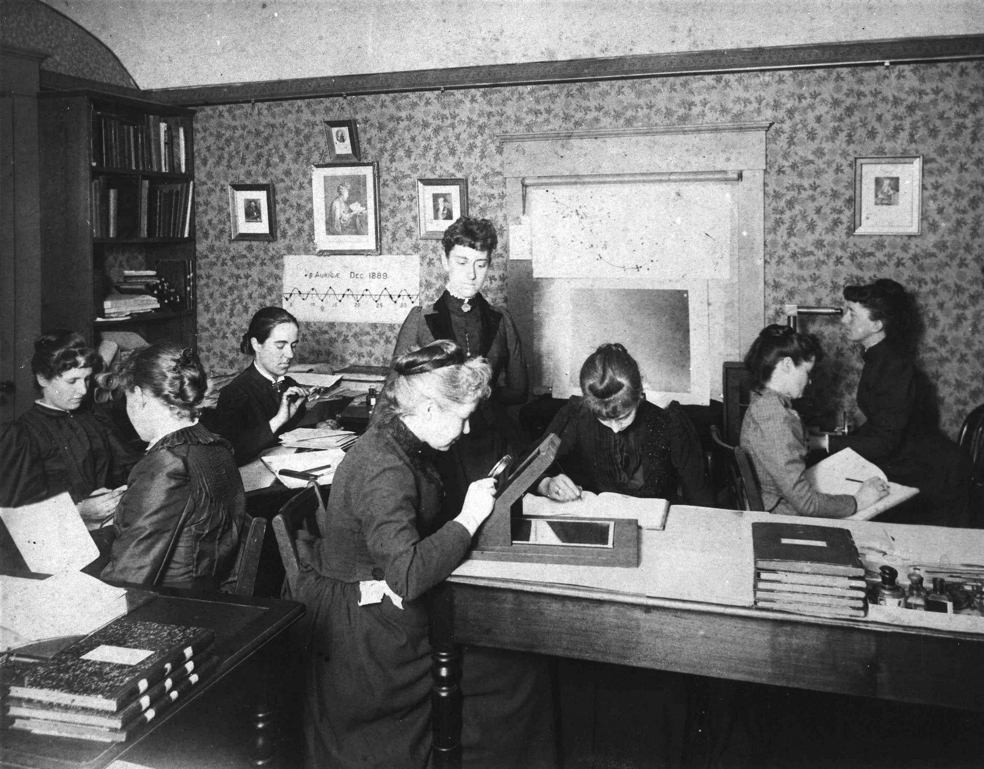 Algunes de 'les computadores de Harvard' l'any 1890. A la imatge, s'hi veuen Henrietta Swan Leavitt (tercera a l'esquerra) o l'exminyona Williamina Fleming (al mig, dreta)
