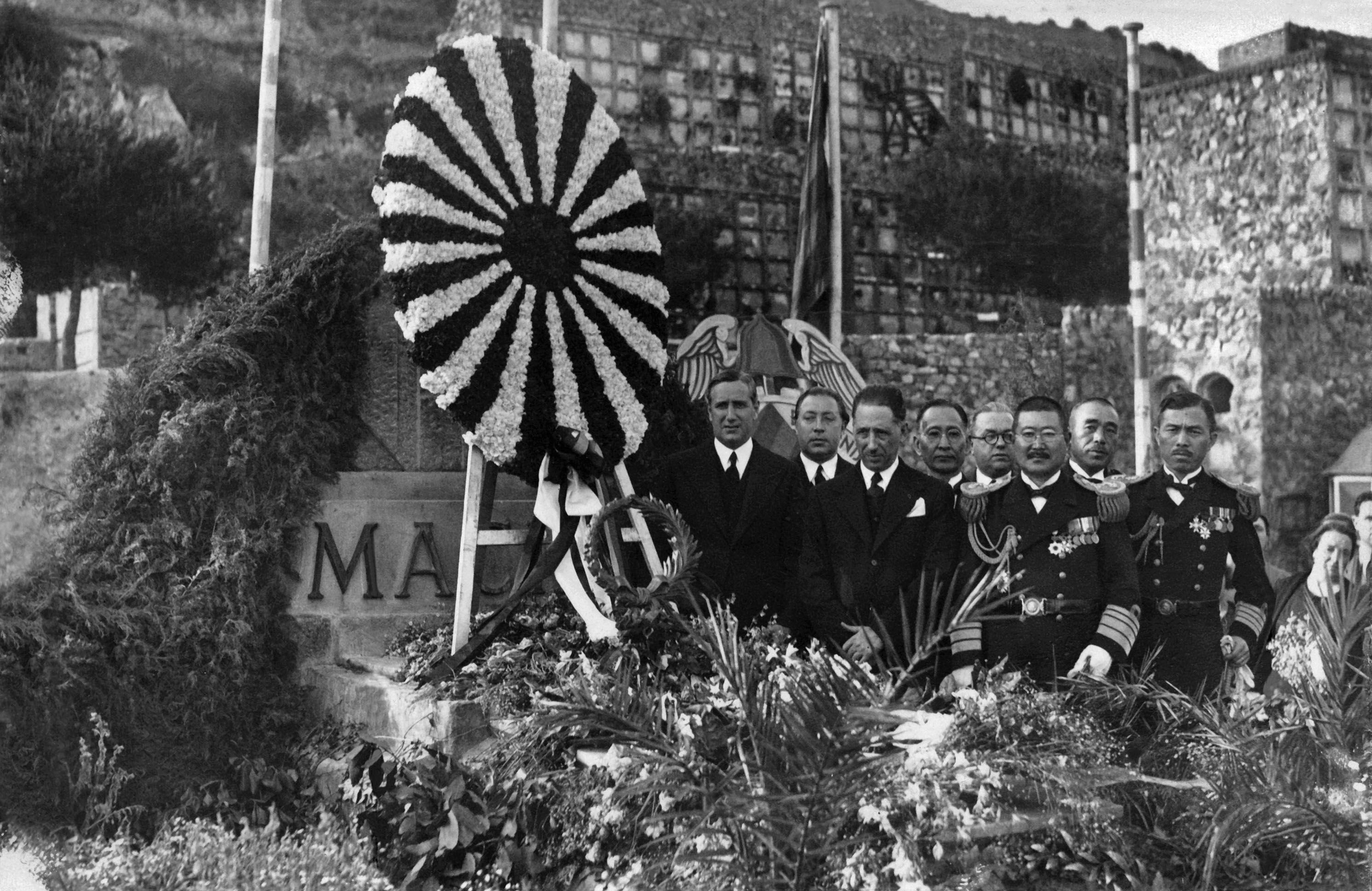 Retrat de comandants japonesos dipositant una corona de flors a la tomba de Macià l'any 1934 Retrat de comandants japonesos dipositant una corona de flors a la tomba de Macià l'any 1934