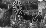 Retrat de comandants japonesos dipositant una corona de flors a la tomba de Macià l'any 1934