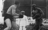 Retrat de Jack Johnson i Tommy Burns durant la batalla del campionat mundial el 26 de desembre de 1908 Retrat de Jack Johnson i Tommy Burns durant la batalla del campionat mundial el 26 de desembre de 1908