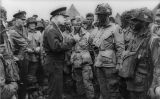 Eisenhower adreçant-se a paracaigudistes que havien de participar en el desembarcament de Normandia Eisenhower adreçant-se a paracaigudistes que havien de participar en el desembarcament de Normandia