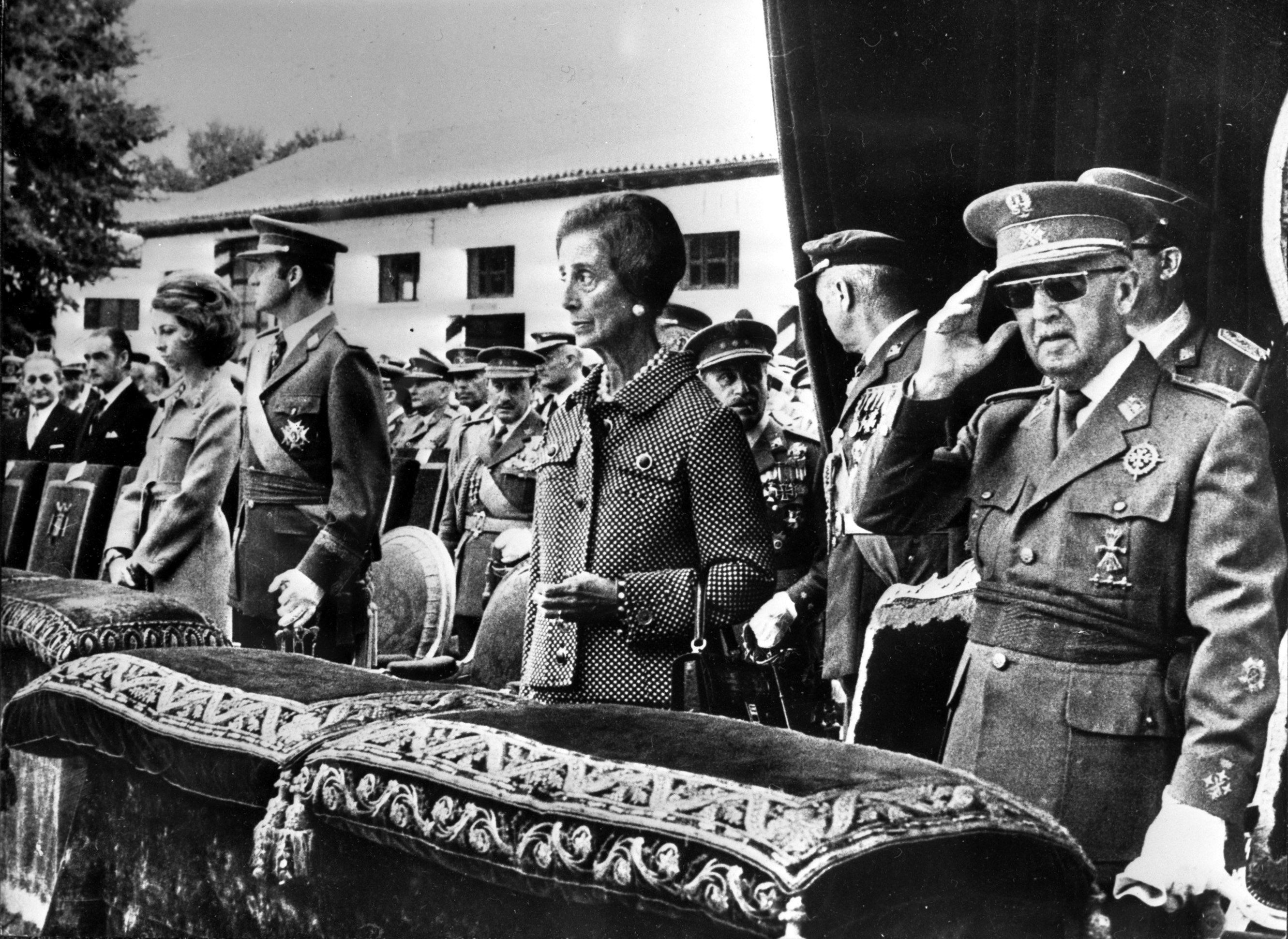 Franco, Carmen Polo, el príncep Joan Carles i Sofía de Grècia en un dels actes de l'última visita del dictador a Catalunya, el 1970