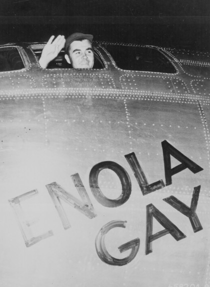 El coronel Paul Tibbets saluda des de l''Enola Gay' abans d'enlairar-se