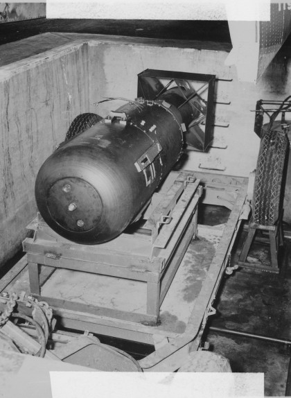 La bomba 'Little Boy' a punt de ser carregada a l''Enola Gay' La bomba 'Little Boy' a punt de ser carregada a l''Enola Gay'