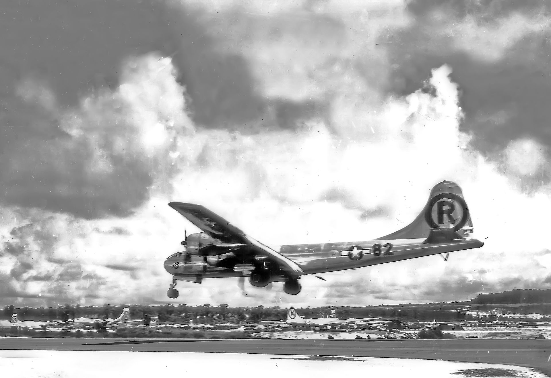 L''Enola Gay' aterrant a l'illa de Tinian després de llançar la bomba sobre Hiroshima L''Enola Gay' aterrant a l'illa de Tinian després de llançar la bomba sobre Hiroshima