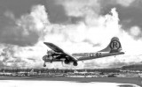 L''Enola Gay' aterrant a l'illa de Tinian després de llançar la bomba sobre Hiroshima L''Enola Gay' aterrant a l'illa de Tinian després de llançar la bomba sobre Hiroshima