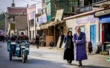 Un home i una dona passegen a la ciutat de Yarkand, a la Xina