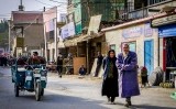 Un home i una dona passegen a la ciutat de Yarkand, a la Xina Un home i una dona passegen a la ciutat de Yarkand, a la Xina