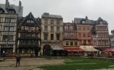 La place du Vieux-Marché de Rouen, on es va cremar Joana d’Arc i on hi ha la seva església La place du Vieux-Marché de Rouen, on es va cremar Joana d’Arc i on hi ha la seva església