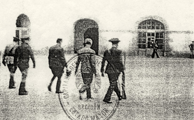 L’última fotografia de Lluís Companys, escortat de camí al fossar de Santa Eulàlia del castell de Montjuïc. Es desconeix la identitat certa del fotògraf, però sembla que la imatge va ser guardada amb objectes personals del president