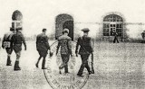 L’última foto de Lluís Companys, escortat de camí al fossar de Santa Eulàlia del castell de Montjuïc. Es desconeix la identitat certa del fotògraf, però sembla que la imatge va ser guardada amb objectes personals del president L’última foto de Lluís Companys, escortat de camí al fossar de Santa Eulàlia del castell de Montjuïc. Es desconeix la identitat certa del fotògraf, però sembla que la imatge va ser guardada amb objectes personals del president