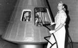 Jerrie Cobb es fotografia al costat d'una rèplica de les càpsules Mercury de la NASA Jerrie Cobb es fotografia al costat d'una rèplica de les càpsules Mercury de la NASA