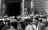 Mobilització a plaça Sant Jaume durant la vaga de llogaters del 1931. En aquesta de la foto en concret es demanava la jornada de 6 hores per augmentar els llocs de treball