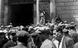 Mobilització a plaça Sant Jaume durant la vaga de llogaters del 1931. En aquesta de la foto en concret es demanava la jornada de 6 hores per augmentar els llocs de treball Mobilització a plaça Sant Jaume durant la vaga de llogaters del 1931. En aquesta de la foto en concret es demanava la jornada de 6 hores per augmentar els llocs de treball