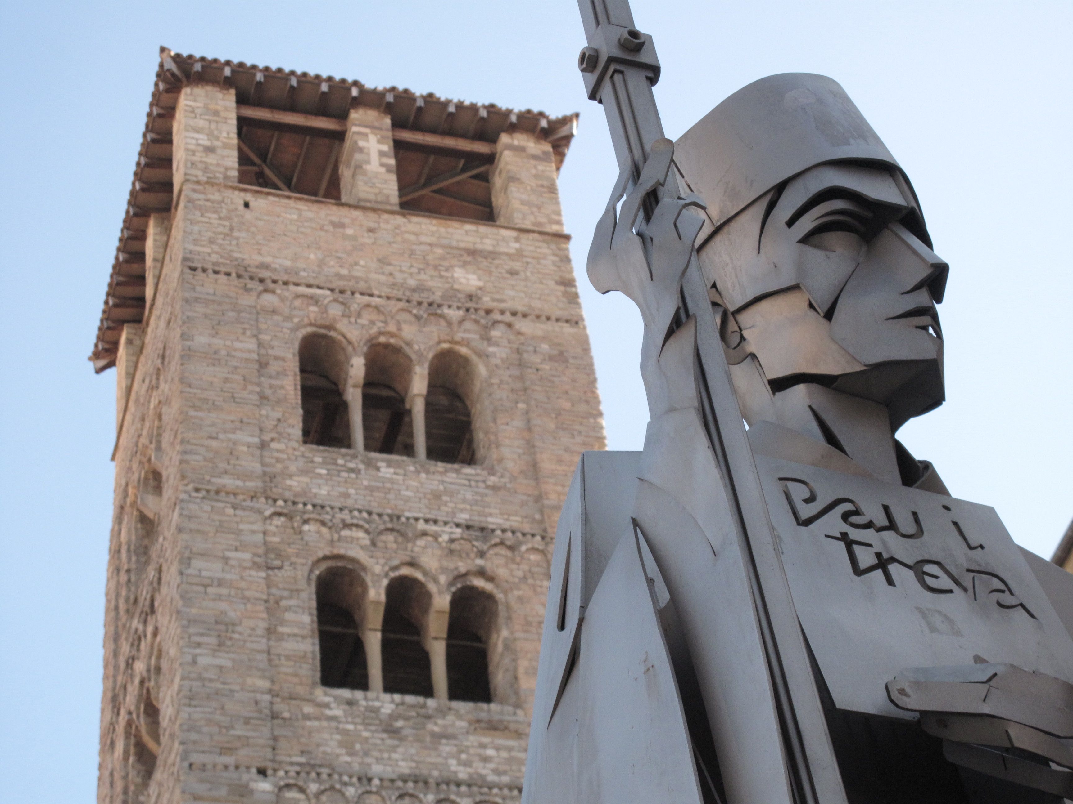 Estàtua en homenatge a Oliba de Cerdanya davant de la catedral de Sant Pere de Vic