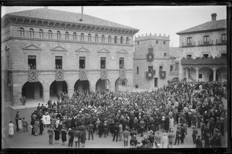 Inauguració del Poble Espanyol amb rei Alfons XIII i la reina Victòria Eugènia saludant des del balcó Ajuntament, el 21 de maig de 1929