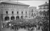 Inauguració del Poble Espanyol amb rei Alfons XIII i la reina Victòria Eugènia saludant des del balcó Ajuntament, el 21 de maig de 1929 Inauguració del Poble Espanyol amb rei Alfons XIII i la reina Victòria Eugènia saludant des del balcó Ajuntament, el 21 de maig de 1929