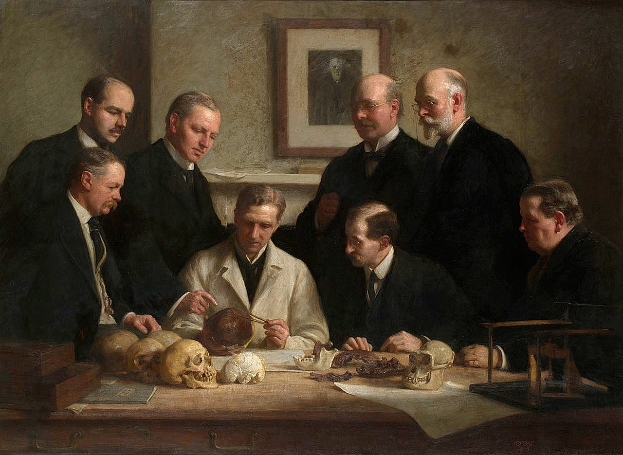 Quadre de John Cooke en què es pot veure el descobrirdor de les Restes, Charles Dawson (dret i el tercer començant per l'esquerra)