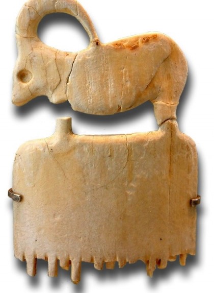 Pinta egipcia feta de marfil