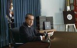 Richard Nixon durant el seu discurs per televisió el 29 d'abril de 1974 explicant la publicació de les transcripcions de les gravacions Richard Nixon durant el seu discurs per televisió el 29 d'abril de 1974 explicant la publicació de les transcripcions de les gravacions