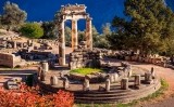 Tolos de Delfos, un dels edificis que formaven part del santuari d'Atenea Pronaia, un conjunt situat a 1,5 quilòmetres de les principals ruïnes de Delfos
